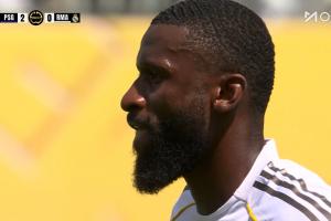 吕迪格失误后呆若木鸡,一脸懵逼