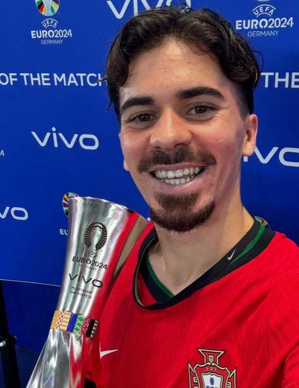 世俱杯下注网站-维蒂尼亚MVP 26号孔塞桑成第26人 马丁内斯挨批