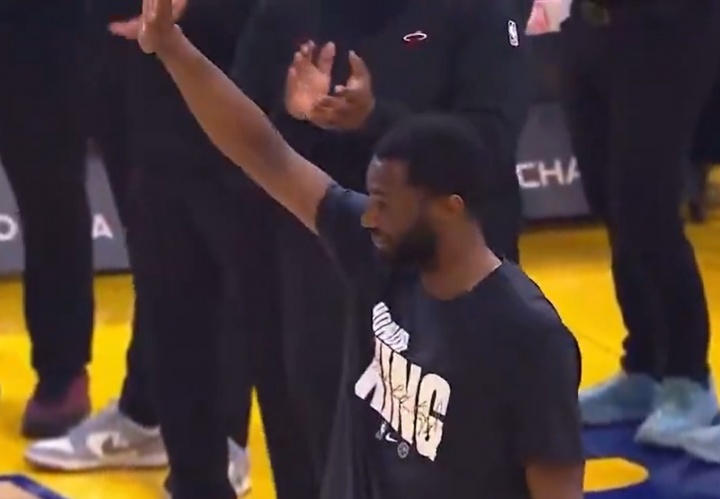 勇士球迷起立鼓掌欢迎维金斯！鲍威尔打趣后者：别哭哈！